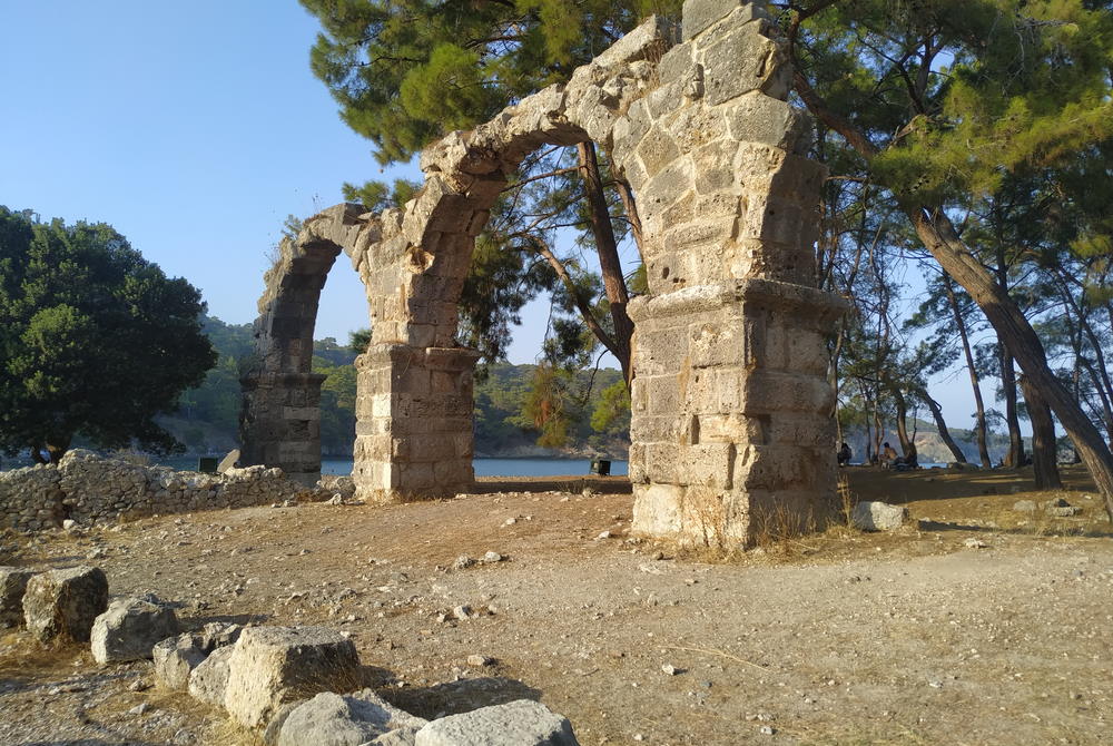Руины акведука в Фазелисе в Анталии в Турции