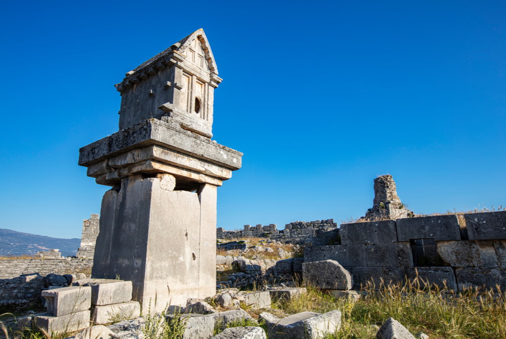 Гробницы на древнем месте Ксантос в Анталии в Турции