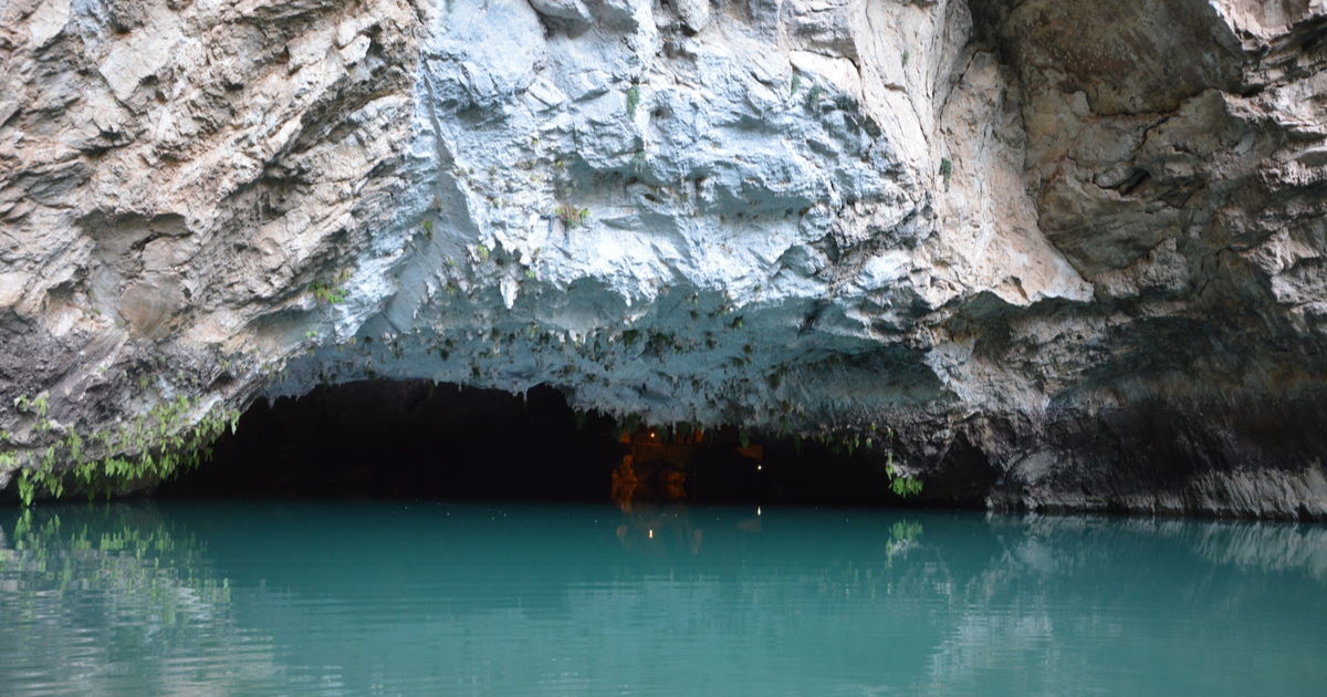 Пещера алтынбесик в Анталии в Турции
