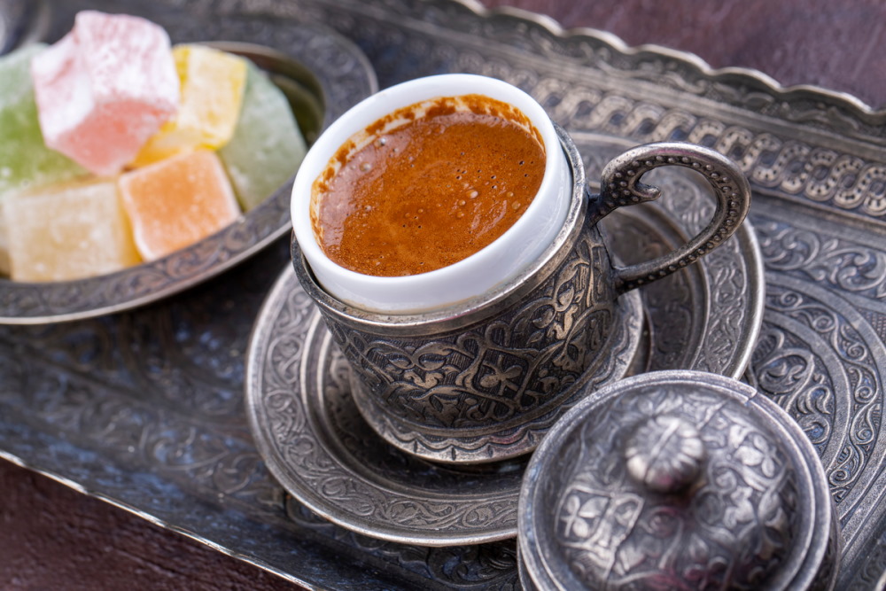 Традиционный вкусный турецкий кофе и рахат-лукум