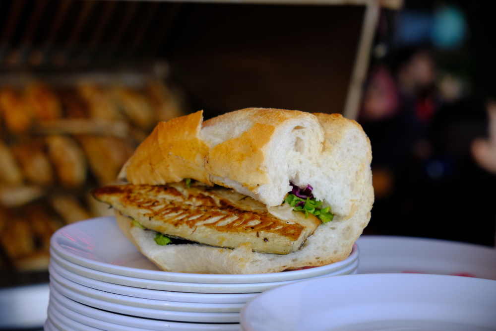 Традиционный бутерброд с рыбой в турецкой кухне