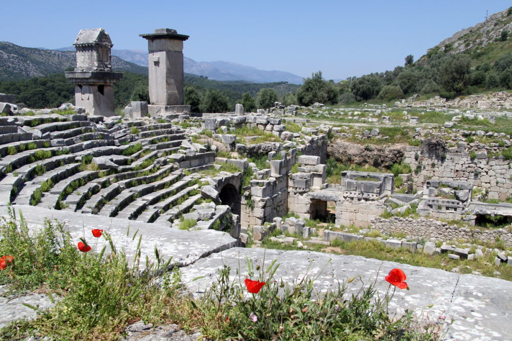 Руины древнего театра в Ксантосе в Анталии в Турции